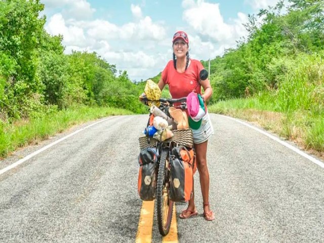 Ciclista argentina percorre mais de 15 mil km at chegar a Juazeiro do Norte-CE
