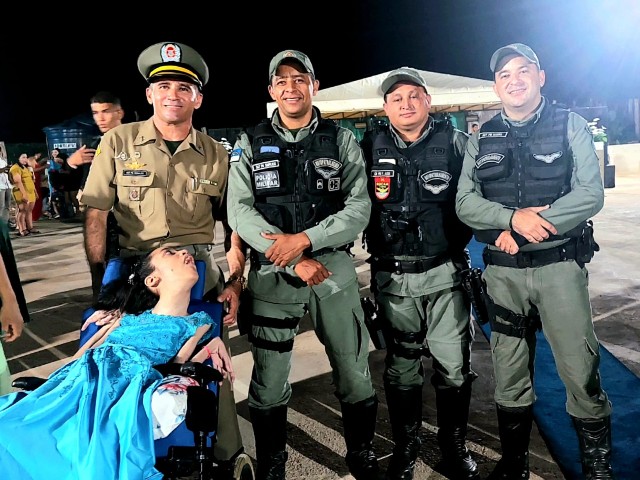 Policiais militares aceitam convite e acompanham estudante cadeirante em formatura em Salgueiro