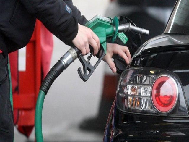 Reonerao de combustveis deve elevar preo da gasolina em R$ 0,69 por litro, aponta levantamento