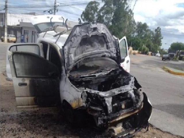Carro de empresa que presta servio a Celpe pega fogo no Serto de Pernambuco
