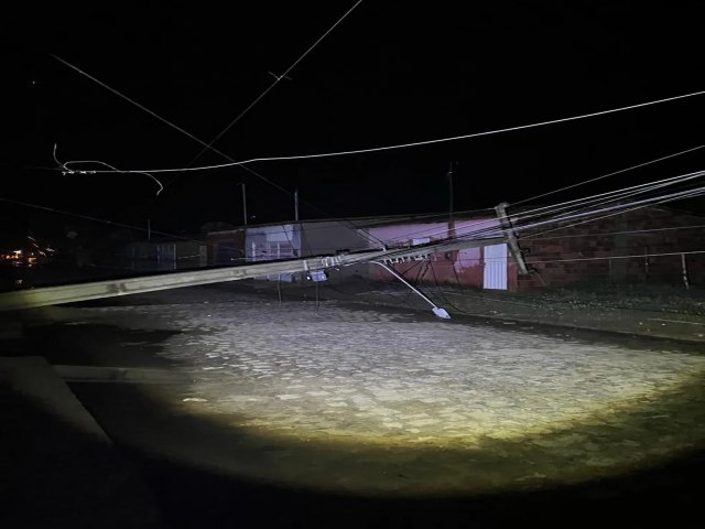 Pancada de chuva com ventos fortes derrubam postes na Zona Rural de Lagoa Grande