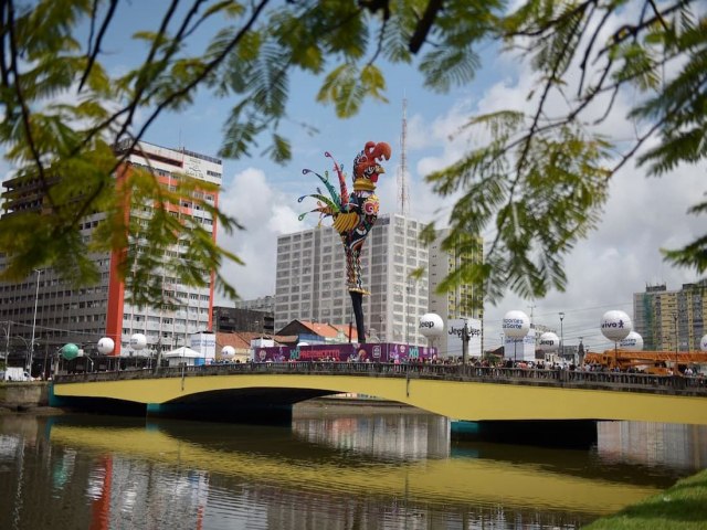 Galo Gigante de p na Ponte Duarte Coelho no Recife: folies aprovam alegoria e elogiam mensagem antirracista