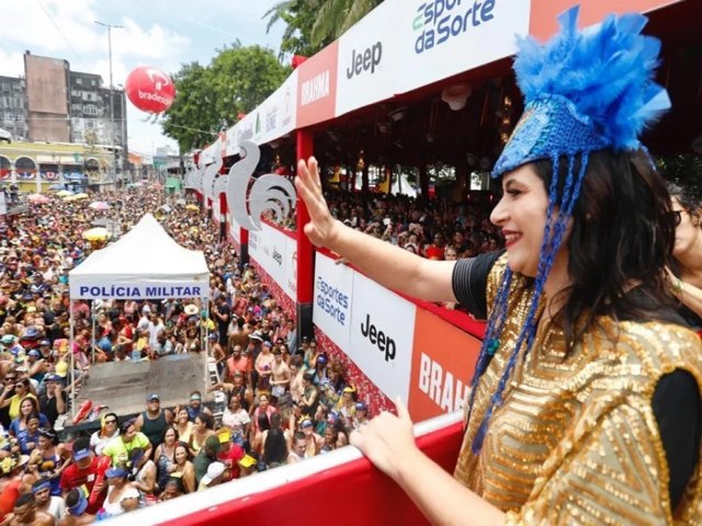 Priscila Krause prestigia o 44 desfile do bloco do Galo da Madrugada