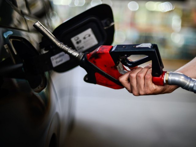 Governo quer mudar poltica de preos da Petrobras antes de voltar a cobrar imposto sobre gasolina