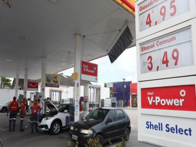 Governo decide que ir taxar gasolina e etanol; confira os valores