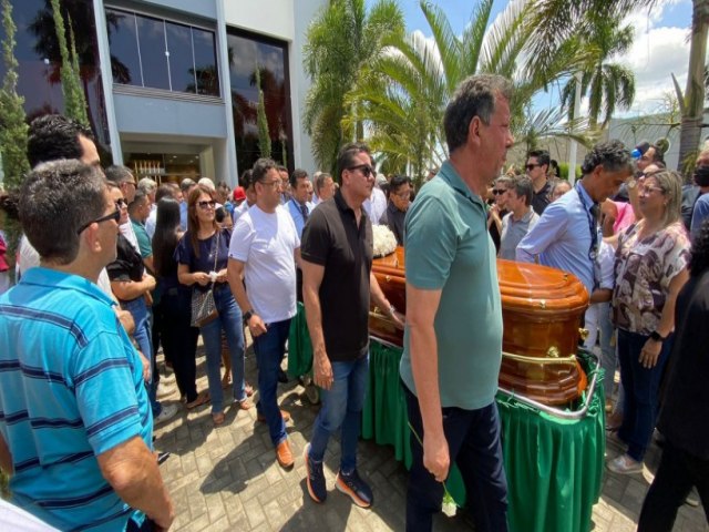 Em Juazeiro do Norte-CE, multido acompanha sepultamento da presidente da Cmara, Yanny Brena