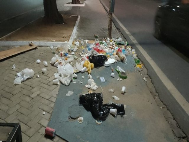 Em busca de comida, pessoas em situao de rua reviram lixo em Petrolina