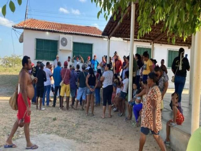 ndios ocupam escola reivindicando mudana de coordenao, no municpio de Floresta, Serto de Pernambuco