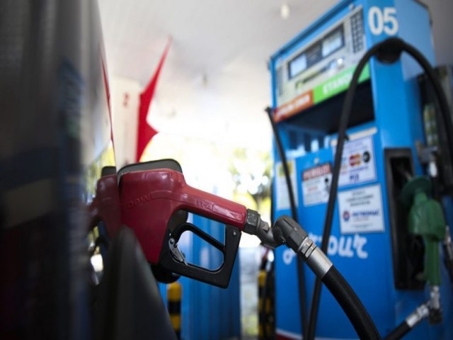 Gasolina sobe 6,09% aps reonerao dos combustveis