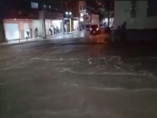 Em Buque, no Agreste, as fortes chuvas deixaram ruas alagadas; em S. Jos do Belmonte, no Serto, a chuva foi de 102mm