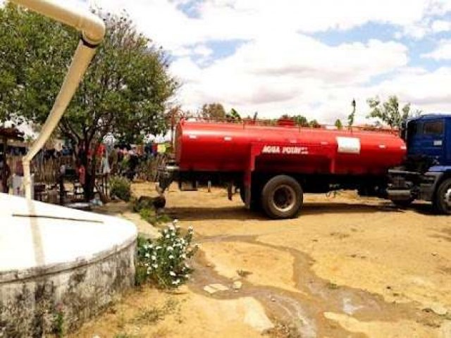 Pipeiros que prestam servio  Compesa no Serto cobram pagamentos dos contratos