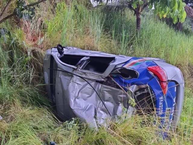 Policial militar perde controle e capota viatura em rodovia de PE