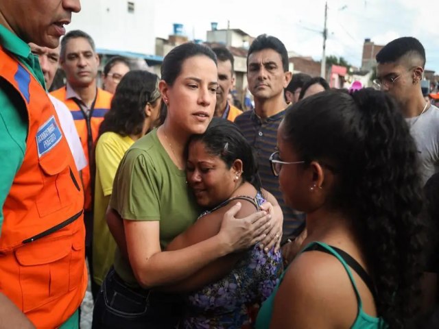 Governadora Raquel Lyra visita cidades atingidas pelas chuvas e anuncia R$ 23 milhes em investimentos para Defesa Civil e Corpo de Bombeiros