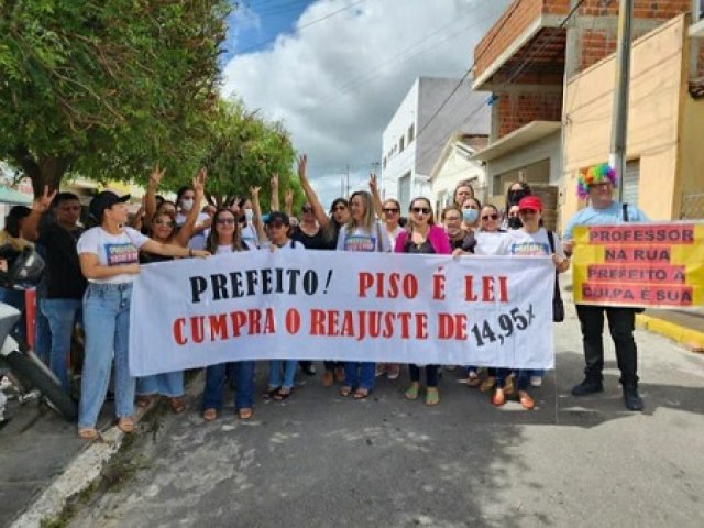 Professores da Rede Municipal de Serrita protestam por pagamento do novo piso salarial