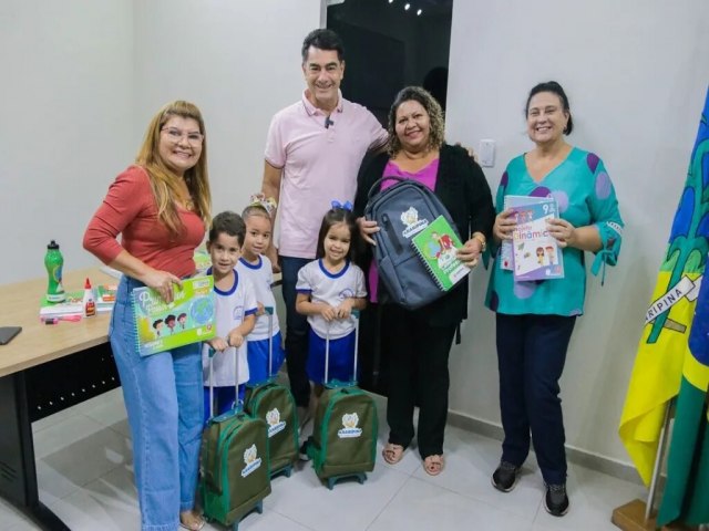 Prefeitura de Araripina distribui kits de material escolar para quase 13 mil estudantes do municpio