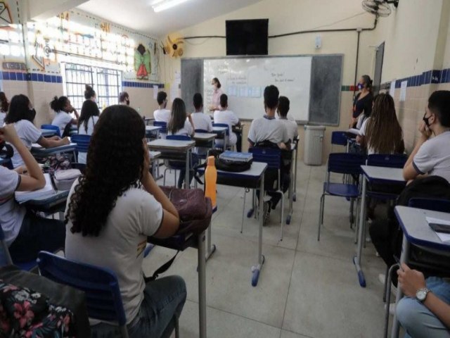 Governo de Pernambuco quer jovens mais tempo nas escolas para diminuir criminalidade