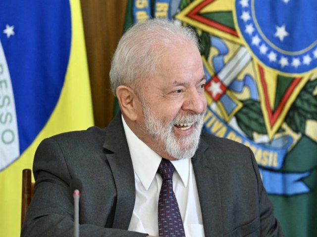 Lula afirma estar satisfeito com os primeiros 100 dias de governo e sinaliza mudanas na distribuio de renda
