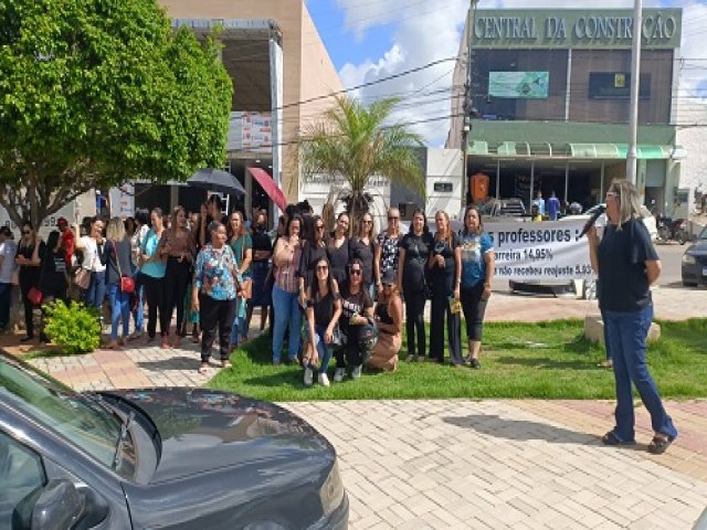 Professores e demais servidores que recebem acima do salrio mnimo protestam em frente  Prefeitura de Salgueiro