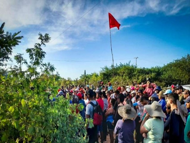 MST inicia desocupao de rea de pesquisa da Embrapa em Petrolina (PE)