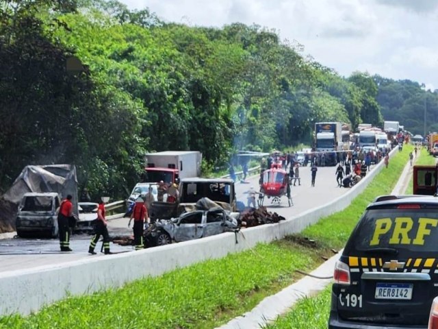 Engavetamento com 15 veculos provoca incndio e deixa ao menos 14 feridos na BR-408 em So Loureno da Mata-PE