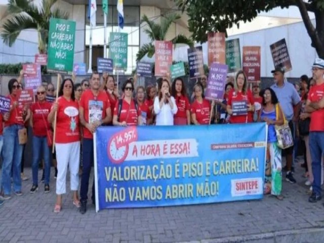 Professores de Pernambuco rejeitam proposta do governo Raquel Lyra e prometem mobilizaes