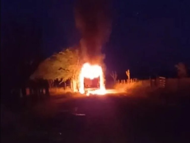 nibus escolar pega fogo e fica completamente destrudo em Bodoc