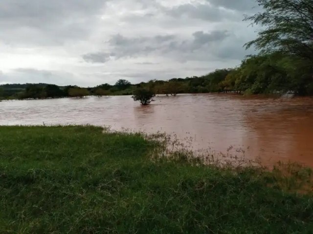 Chuvas estouram barragens e deixam moradores ilhados na zona rural de Serra Talhada