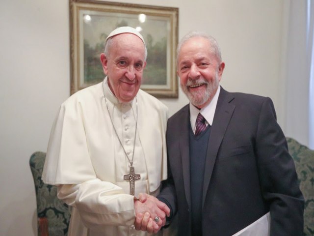 Lula convida Papa Francisco para visitar o Brasil