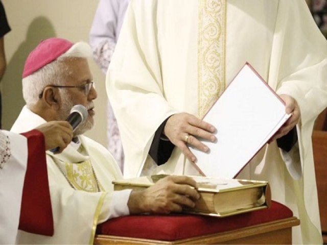 Novo bispo da Diocese Salgueiro faz Profisso de F e Juramento antes de Ordenao Episcopal