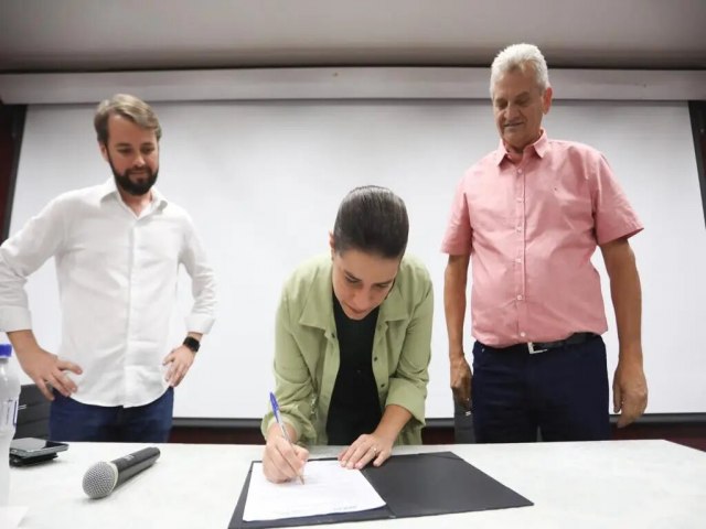 No Serto, governadora Raquel Lyra assina ordem de servio para criao do Polo Empresarial de Lagoa Grande