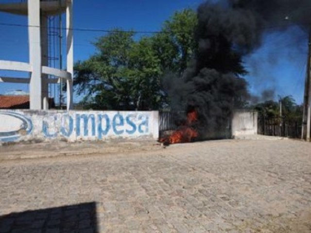 Moradores de Ums queimam pneus em frente  unidade da Compesa na vila em protesto por abastecimento dgua