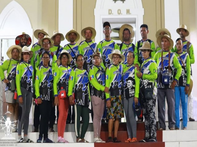 Romeiros de Ouro Branco-AL percorrem 530 km a p para chegar a Juazeiro do Norte-CE