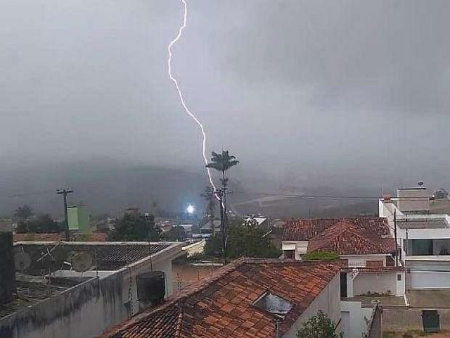Pernambuco foi atingido por aproximadamente 60 mil raios no primeiro semestre de 2023, revela Climatempo
