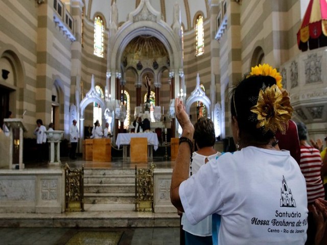 Lula sanciona lei que veta existncia de vnculo empregatcio entre igrejas e religiosos