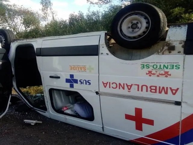 Ambulncia de Sento S-BA capota e deixa seis pessoas feridas em Exu