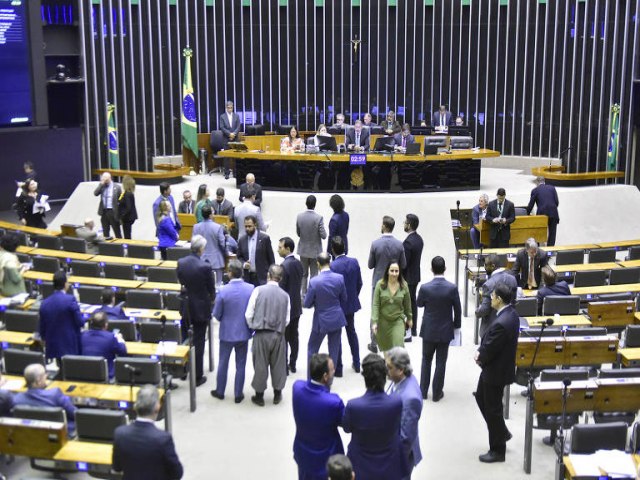 Veja como partidos e deputados votaram em projeto que afrouxa regra eleitoral e beneficia polticos