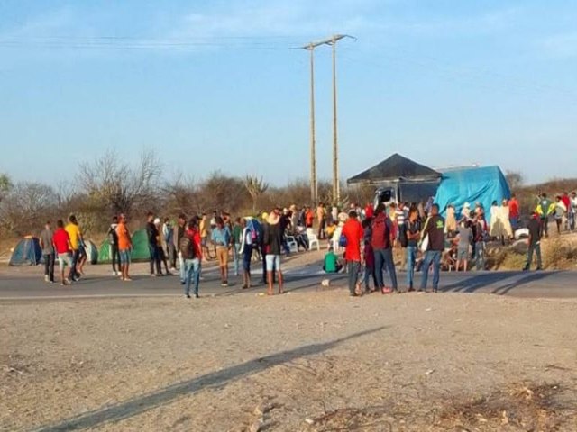 Produtores bloqueiam rodovias no Serto em protesto contra problemas nos permetros irrigados