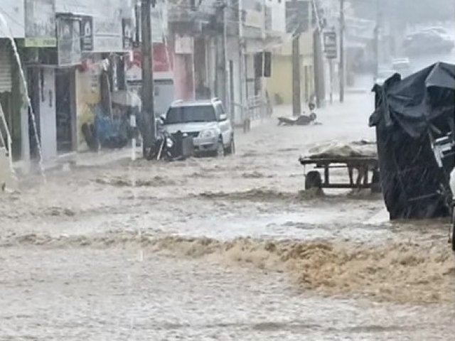 Forte chuva e ventania assustam moradores de cidades do Agreste e Sertão de Pernambuco