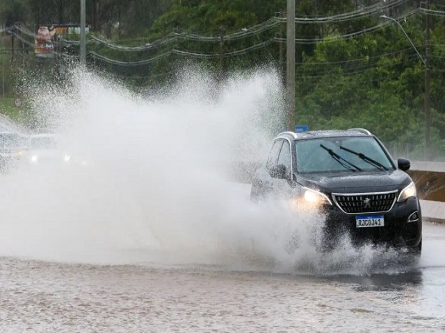 Meteorologia alerta para chuvas intensas em Braslia e em 12 estados