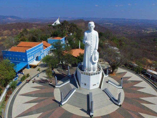 No Carnaval de 2024, a Escola de Samba Unidos de Padre Miguel ter o samba enredo com o tema Padre Ccero