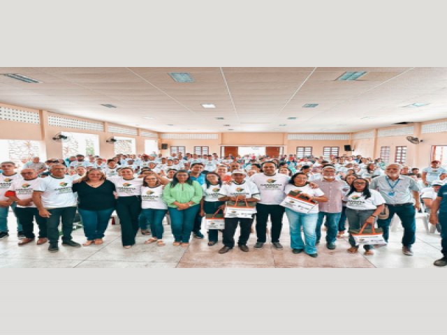 Agricultores e agricultoras da regio do Araripe recebem boletos do Programa Garantia Safra