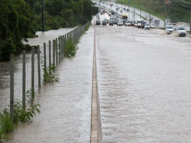 Inmet alerta para chuvas intensas em partes de Pernambuco e de 11 estados, alm do DF