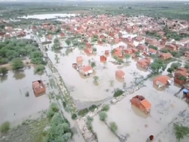 Chuva deixa vila alagada na zona rural de Petrolina