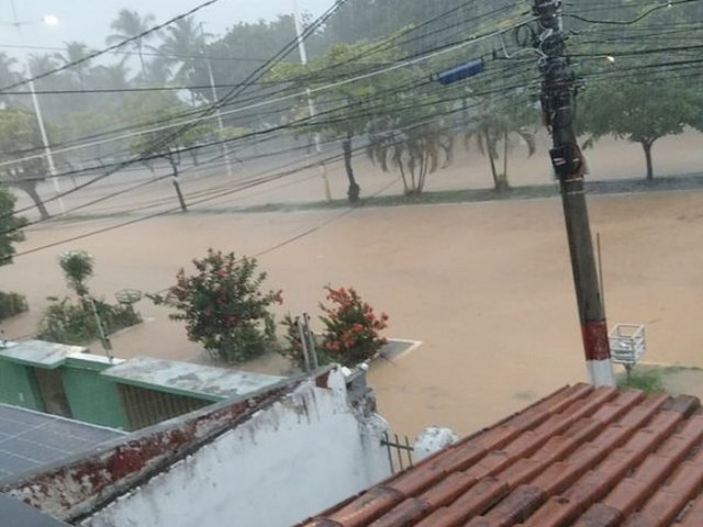 Cerca de 200 municpios esto sofrendo com a seca e 30 com a chuva na Bahia