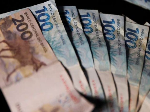 Governo prev salrio mnimo de R$ 1.502 para 2025