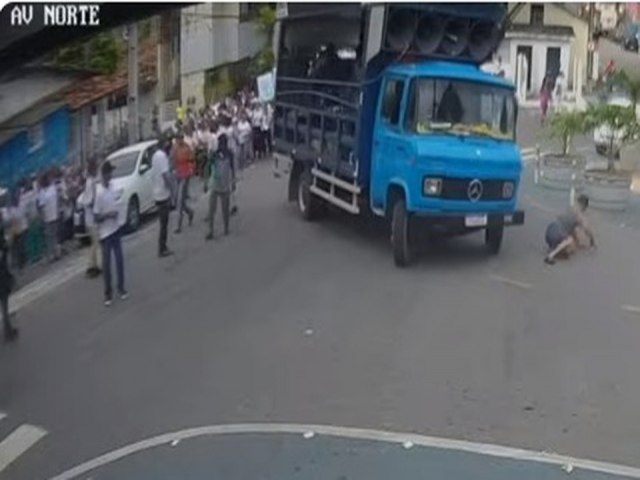 Cmeras flagram caminho com equipamentos de som descendo ladeira, sem controle, em procisso no Recife 