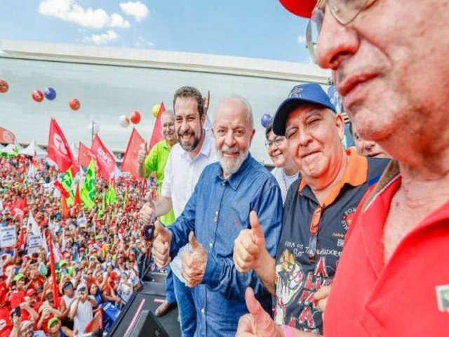 Lula sanciona reajuste da tabela do imposto de renda durante ato do Dia do Trabalho