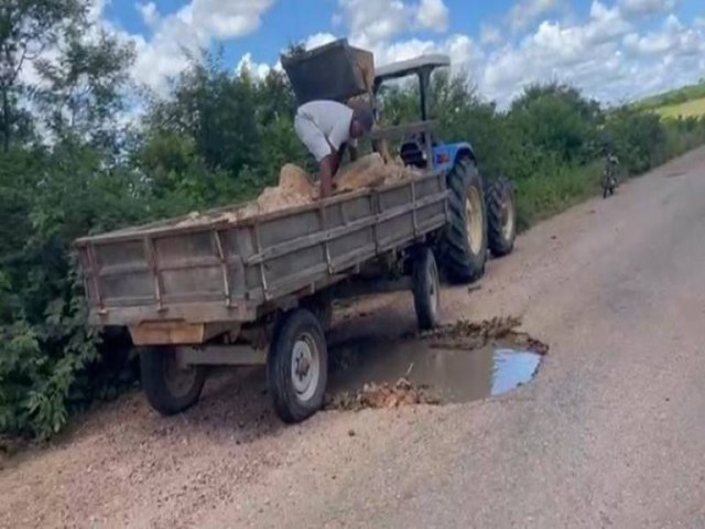 Moradores do Serto Central planejam interditar PE-475 devido  buraqueira