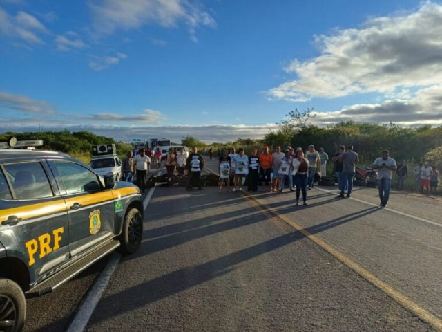 Protesto na BR-116  finalizado aps negociao com o Governo do Estado