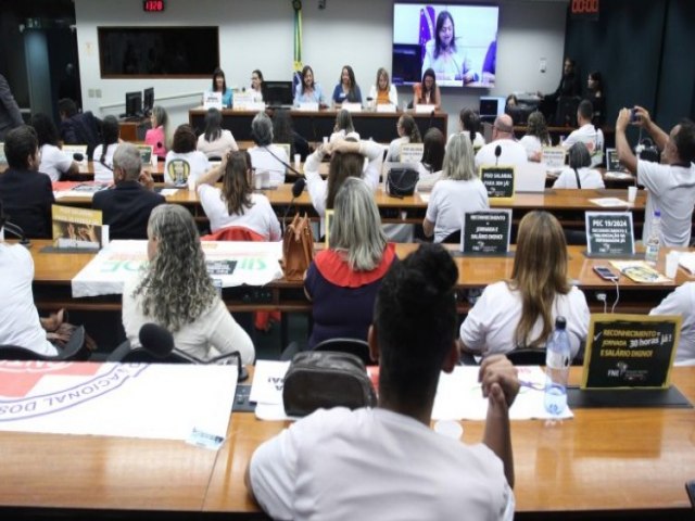 Enfermeiros vo  Cmara dos Deputados pedir jornada de 30 horas semanais